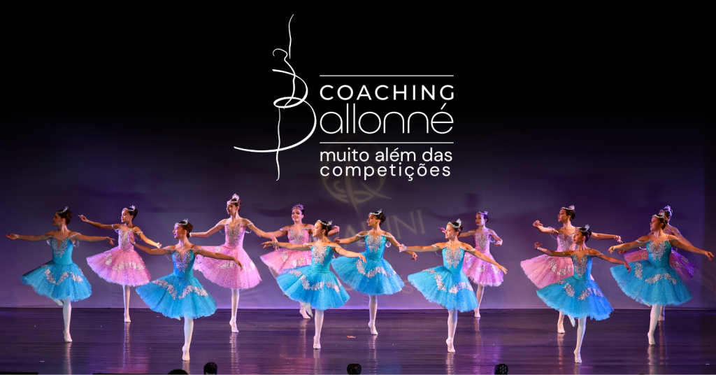 Grupo de bailarinas em palco, usando vestidos de balé azuis e rosas com brilhos. Elas estão dançando juntas e formando uma linha, com a iluminação do palco destacando suas coreografias. No canto superior direito da imagem, aparece o logo "Coaching Ballonné" com a frase "muito além das competições".
